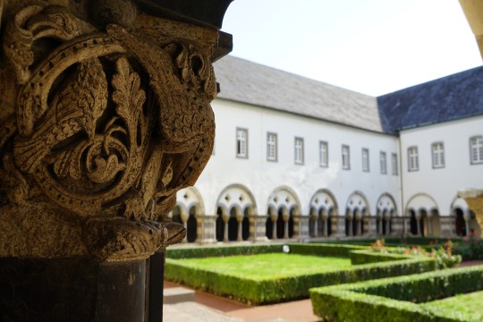Kreuzgang in Herbstsonne in der Abtei Brauweiler