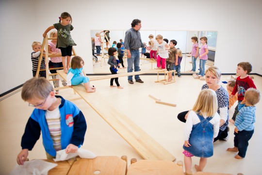 Bild von Kindern und Erziehern in einer Kita