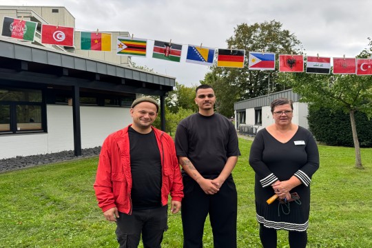 Die beiden Auszubildenden Cengizhan Kayas und Selim Ramaj mit Schulleiterin Nathalie Dickersbach (v.l.)