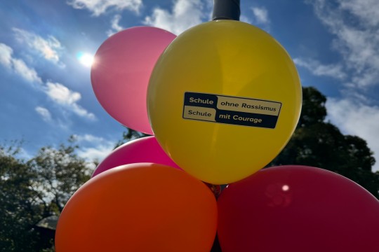 Zu sehen ist ein Luftballon mit dem Logo des Netzwerks 