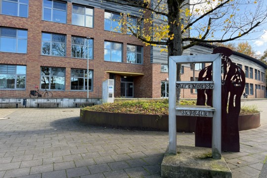 Ein Schulgebäude von außen